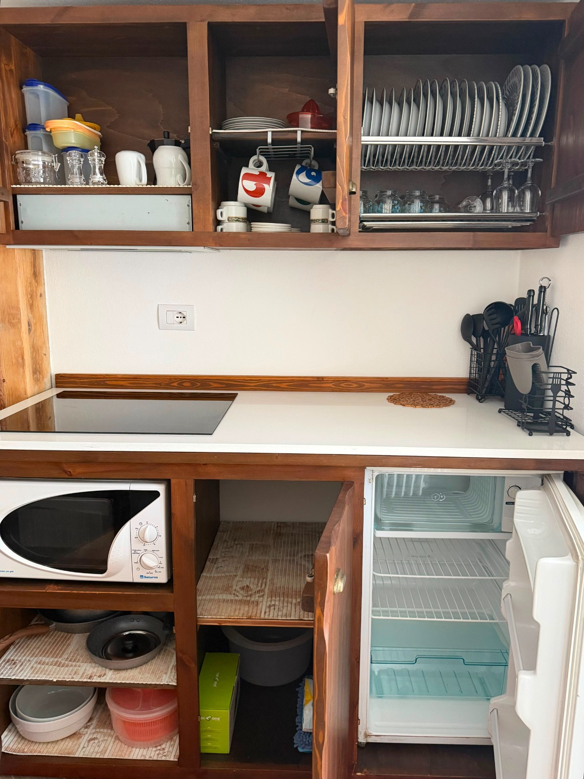 Cucina completa di stoviglie, microonde e frigorifero