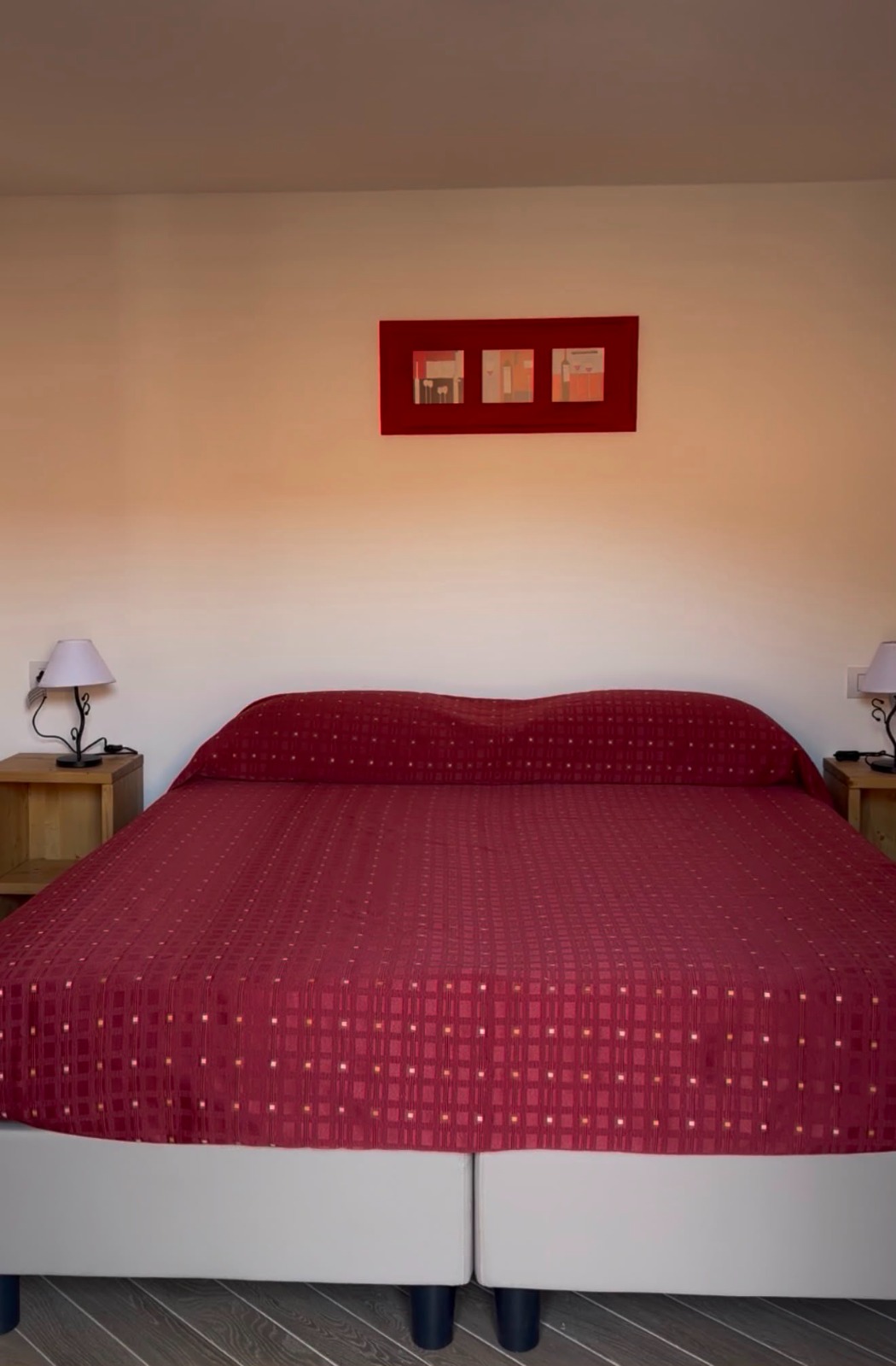 Camera matrimoniale con copriletto rosso